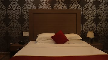 Deluxe Room, 1 Queen Bed, Pool View (Deluxe Pool View) | 1 bedroom, minibar, in-room safe, desk