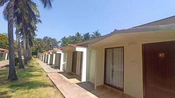 Luxury Garden View Room | Minibar, in-room safe, desk, rollaway beds