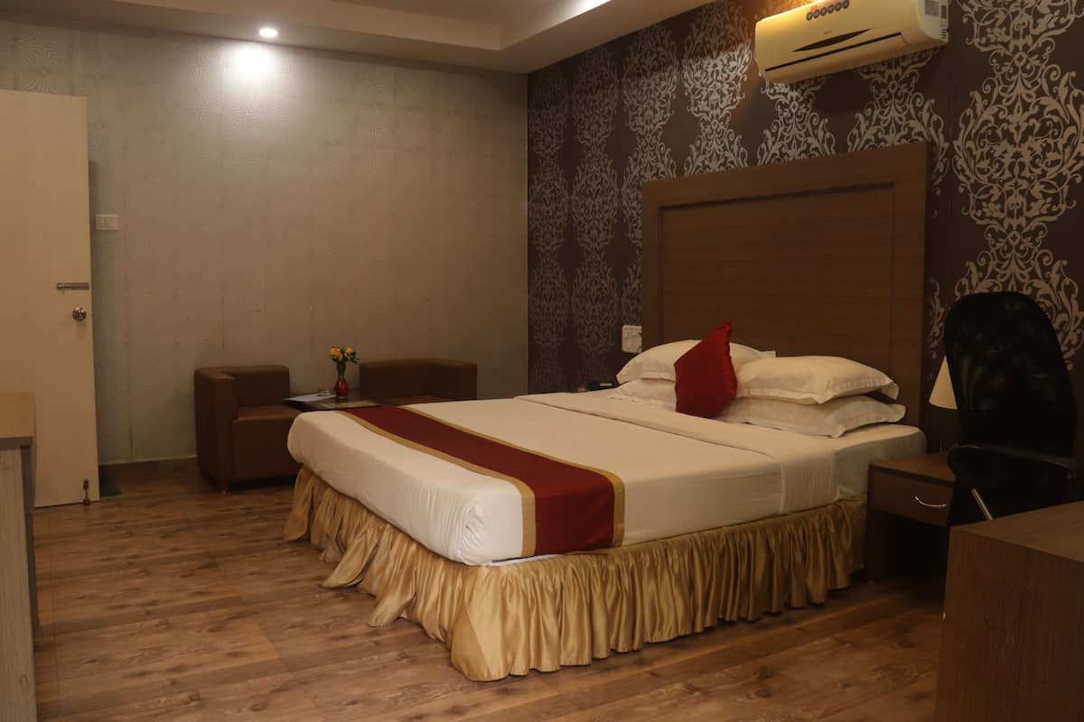 Phòng Deluxe, 1 giường cỡ queen, quang cảnh hồ bơi (Deluxe Pool View) | Minibar, két bảo mật tại phòng, bàn, giường gấp/giường phụ (phụ phí) 