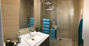 Dusche, Haartrockner, Handtücher