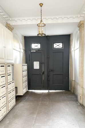 المنشأة من الداخل