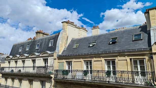 A row of classic European-style buildings with uniform balconies and traditional architecture. - Charming 1820s Flat with Elevator & Queen size bed, near the Louvre (Paris)