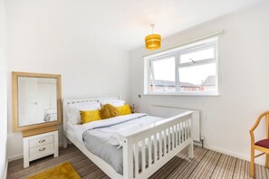 3 Schlafzimmer, Schreibtisch, Bügeleisen/Bügelbrett, WLAN
