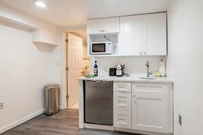 Refrigerador, microondas, cafetera y tetera y tostadora