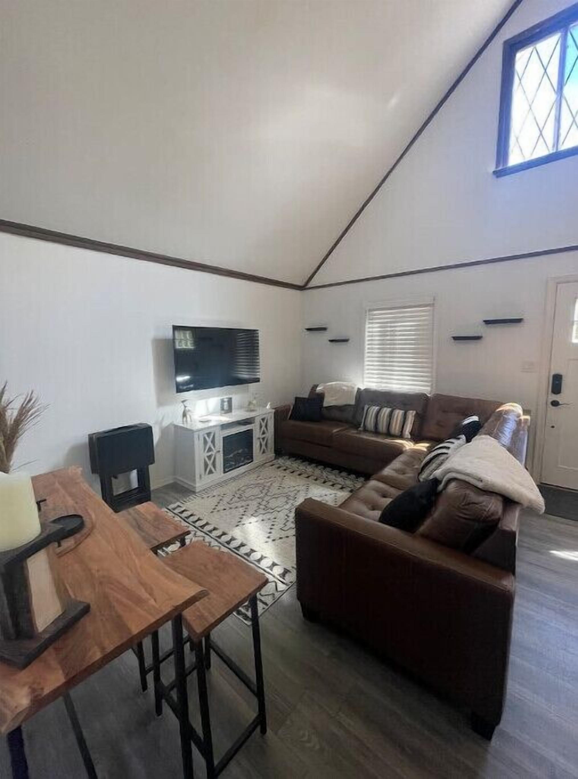New! Cozy 3 bedroom Chalet w/ Hot Tub