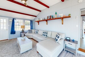 TV, books - Historic charmer on the water with a firepit, kayaks, bikes, & firepit (Eastham)