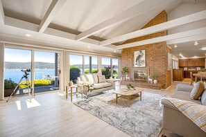 تلفزيون، مدفأة، كُتُب