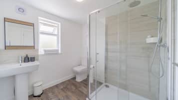 Apartment | Bathroom | Shower, hair dryer, towels