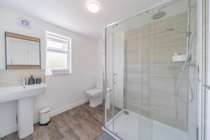 Appartement | Salle de bain | Douche, séchoir à cheveux, serviettes fournies