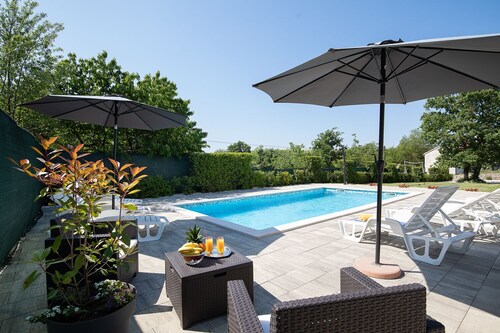 Luxuriöses Leben in Istrien: Weinterrasse, Pool und gehobener Einrichtung