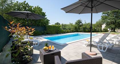 Luxuriöses Leben in Istrien: Weinterrasse, Pool und gehobener Einrichtung