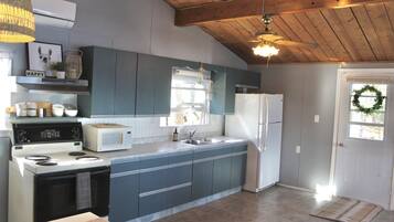 Een koelkast, een magnetron, een oven, een kookplaat