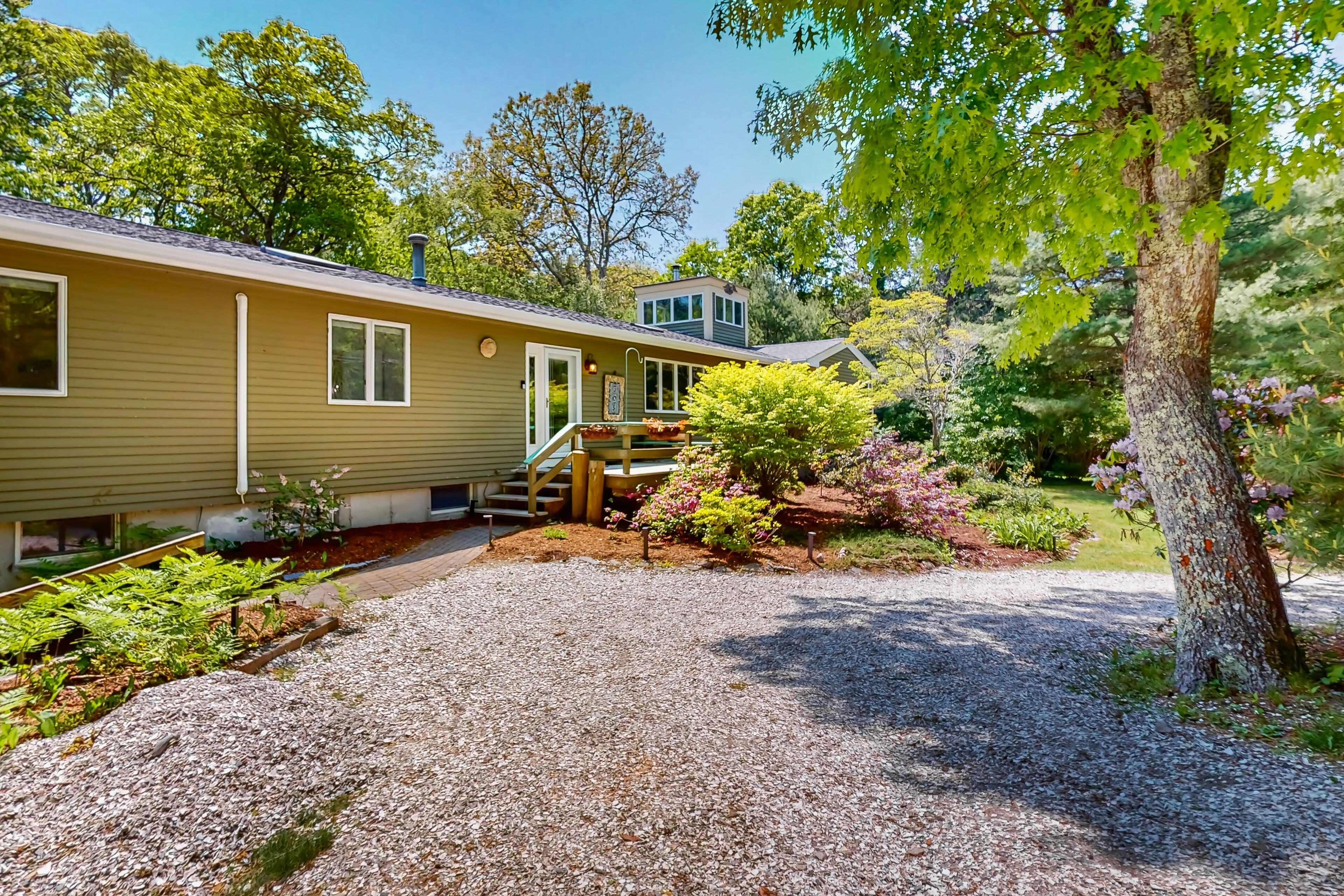 Updated ranch house with amazing deck & yard - 1 mile to the beach