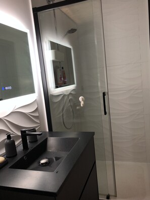 Dusche, Haartrockner, Handtücher, Seife