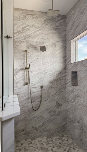 Combined shower/tub, hair dryer, towels, toilet paper - Relaxing Pool & Spa Getaway Near Naples Beaches (Naples)