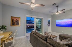 Smart TV, books, stereo, offices
