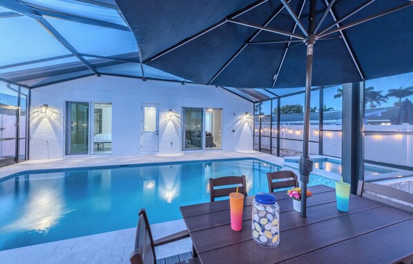 A heated pool - Beautiful Heated Pool and Spa Home (Naples)