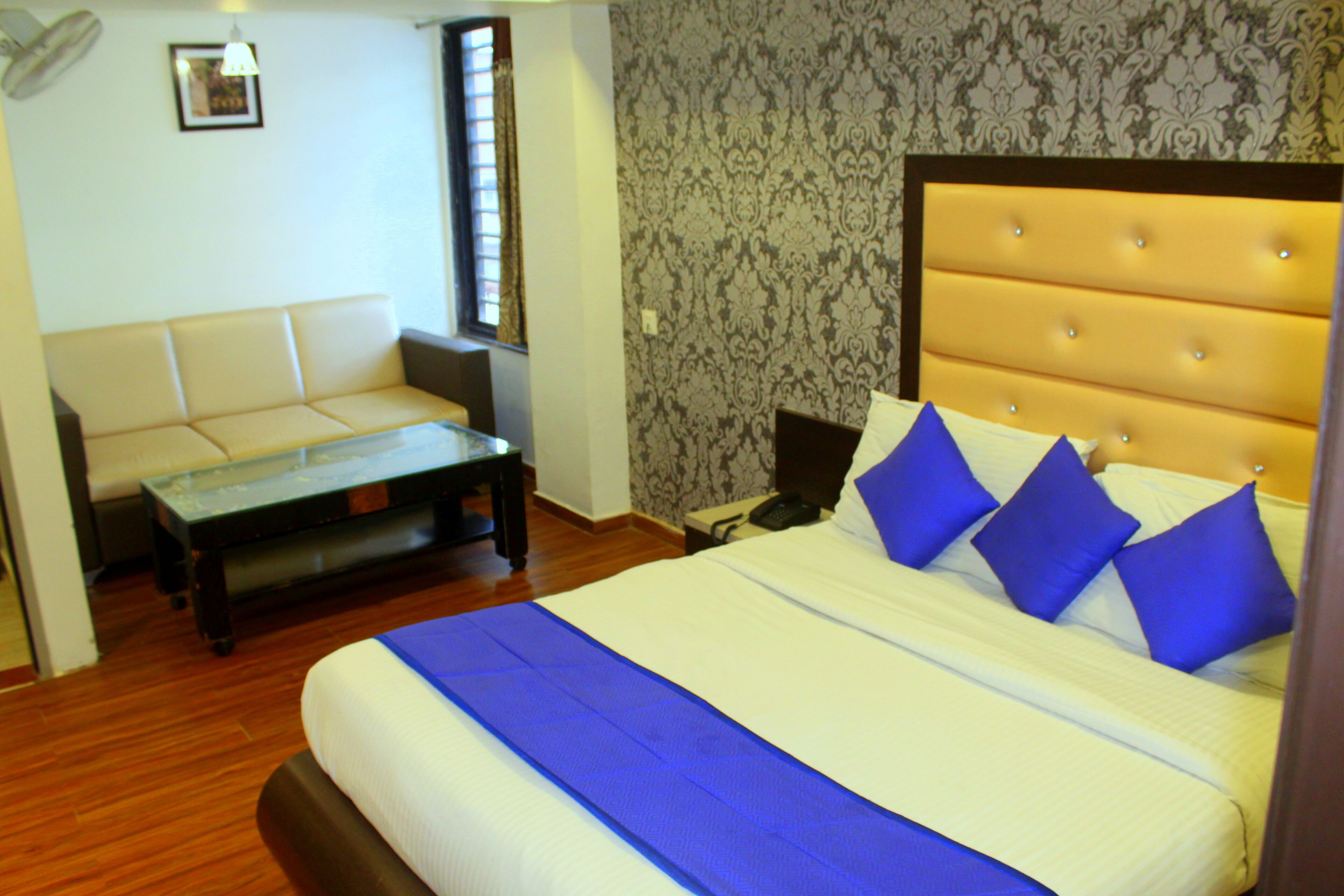 Executive Room | 1 bedroom, desk, bed sheets