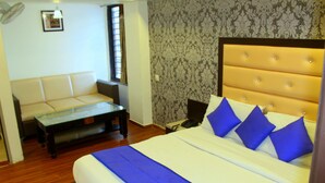 Phòng Executive | 1 phòng ngủ, bàn, bộ trải giường 