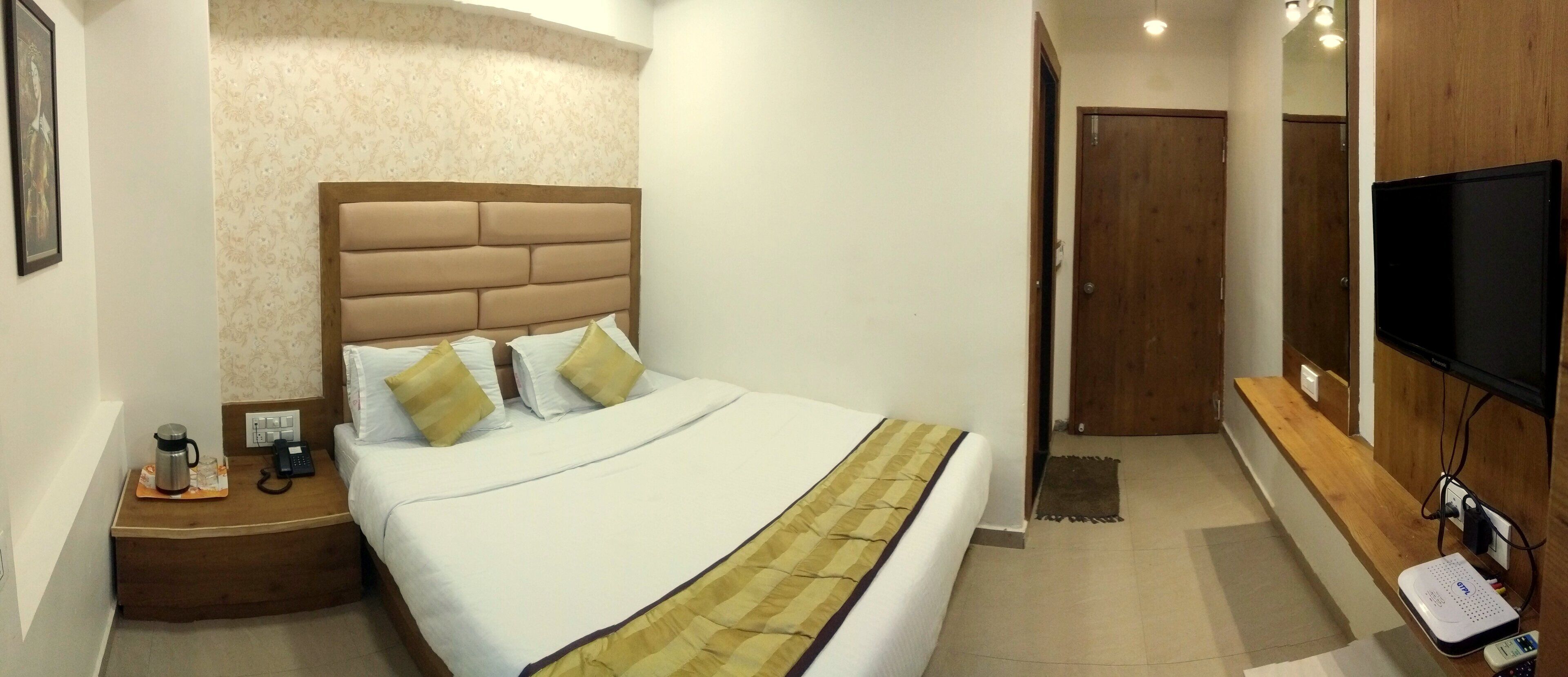 Deluxe Room | 1 bedroom, desk, bed sheets