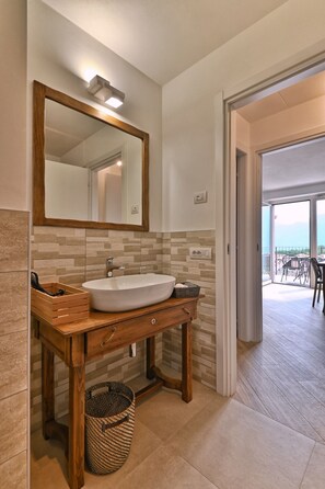 Een douche, een haardroger, handdoeken