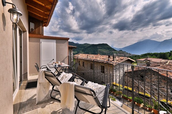 Outdoor dining - Appartamento Lucia by Theater Home - with big balcony and a panoramic view (Tignale)