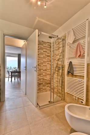 Shower, hair dryer, towels - Appartamento Lucia by Theater Home - with big balcony and a panoramic view (Tignale)