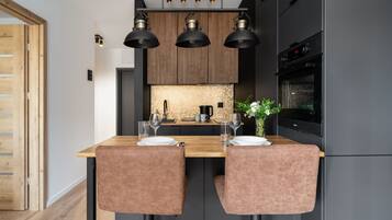 Microwave, dishwasher, coffee/tea maker, electric kettle