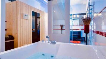 Villa, flere senger | Bad | Separat badekar og dusj, dype avslapningsbadekar, hårføner og håndklær