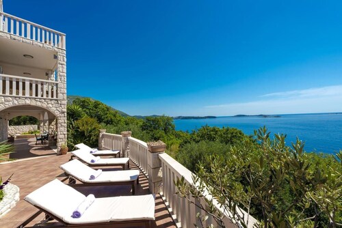 Private Seaside Villa Sleeps 10 With Infinity Pool