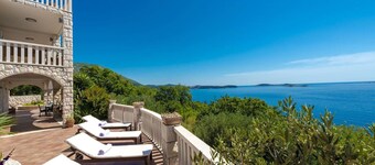 Private Seaside Villa Sleeps 10 With Infinity Pool