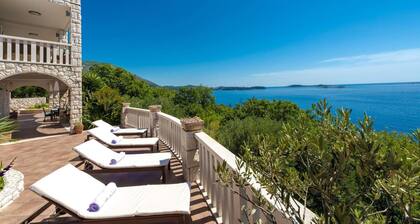 Private Seaside Villa Sleeps 10 With Infinity Pool