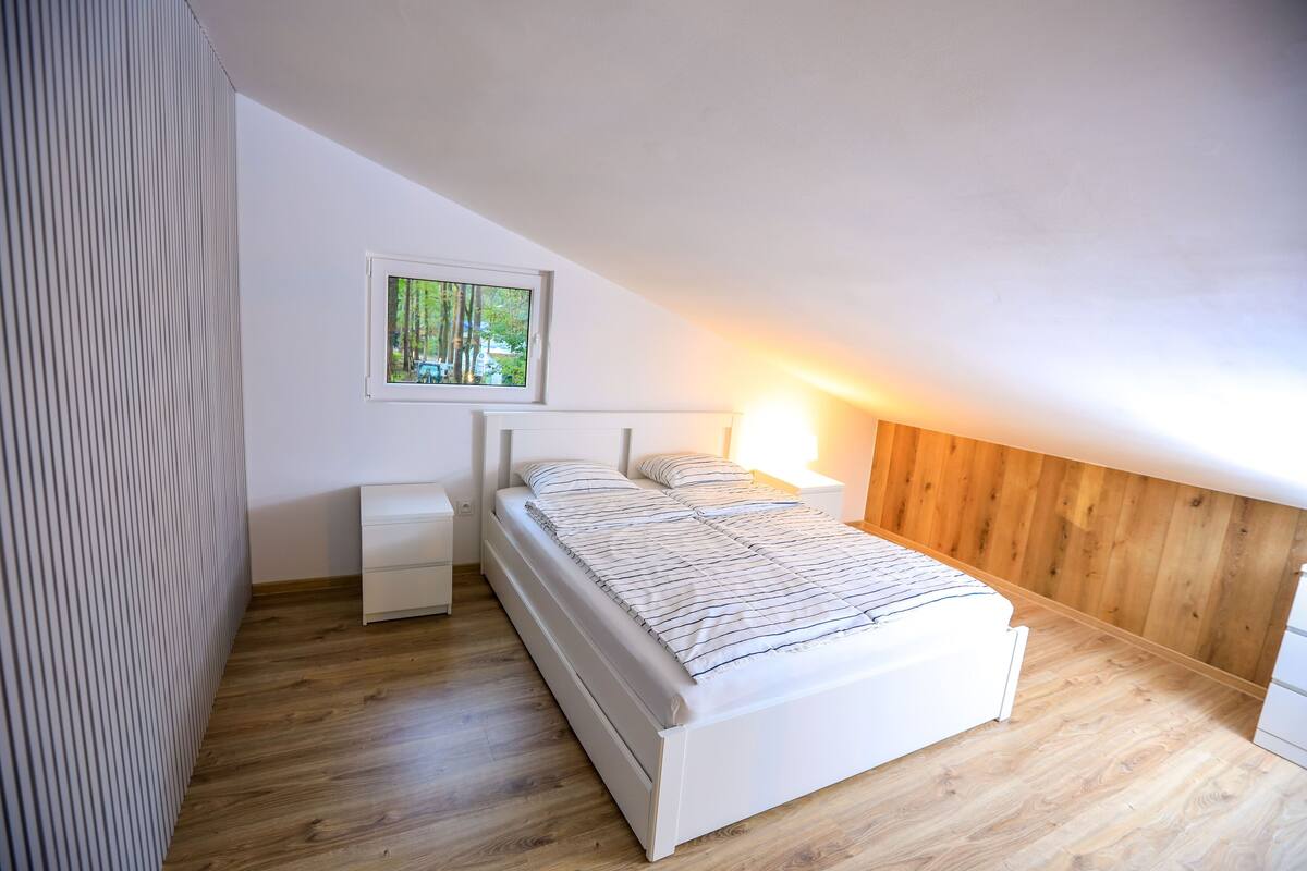 Premium bedding, blackout drapes, WiFi (free), bed sheets