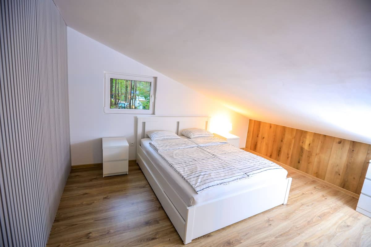 Premium bedding, blackout drapes, WiFi (free), bed sheets