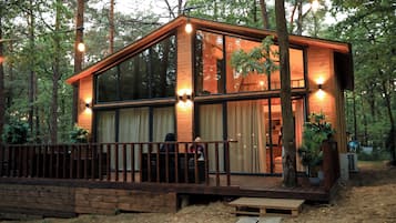 Family Cottage | Premium bedding, blackout drapes, free WiFi, bed sheets