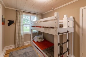 2 bedrooms, iron/ironing board, travel cot, WiFi