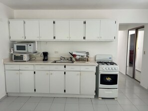 Refrigerador, microondas, horno, placa de cocina