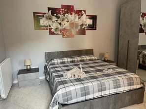 3 chambres, fer et planche à repasser, Wi-Fi, draps fournis