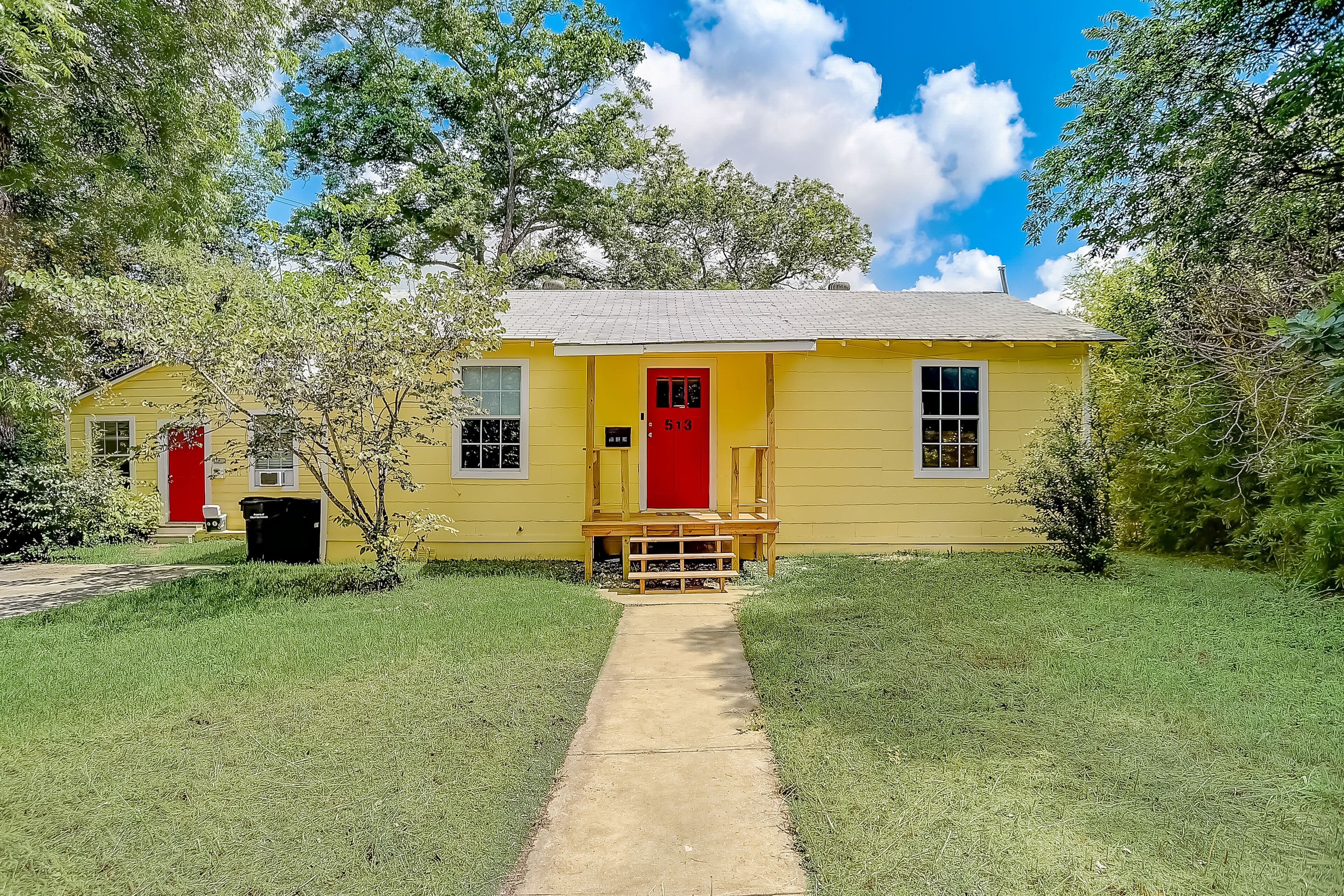 Colorful dog-friendly home near downtown with back patio, streaming, desk, AC