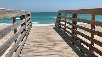 Plage, chaises longues