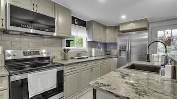 雪櫃、微波爐、焗爐、爐具