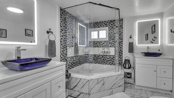SĂšche-cheveux, serviettes fournies, savon, papier toilette