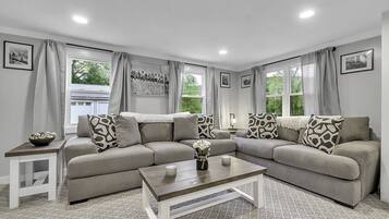 智能電視、壁爐、電子遊戲