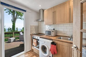 Chalet, plusieurs lits | Cuisine privée | Réfrigérateur, micro-ondes, four, plaque de cuisson