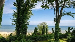 A coastal landscape with dense greenery and a view of the sea. - The Lookout, Sunny Beach Retreat, Sleeps 5 Guests (Deal)