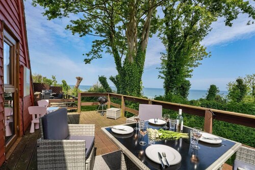 The Lookout, Sunny Beach Retreat, Sleeps 5 Guests