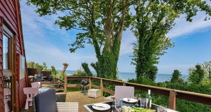 The Lookout, Sunny Beach Retreat, Sleeps 5 Guests