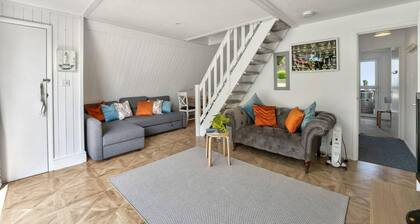 The Lookout, Sunny Beach Retreat, Sleeps 5 Guests