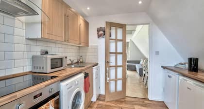 The Lookout, Sunny Beach Retreat, Sleeps 5 Guests