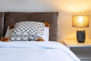 4 bedrooms, iron/ironing board, WiFi, bed sheets